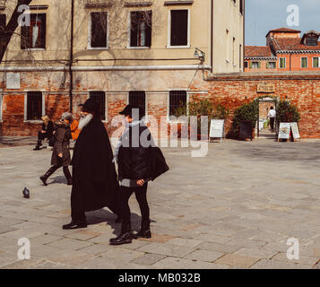 Orthodoxe traditionell gekleidete Jüdischen Mann Spaziergänge auf Campo di Ghetto Novo, die in der traditionellen jüdischen Ghetto von Venedig, Italien Stockfoto