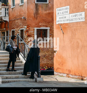 Orthodoxe traditionell gekleidete Jüdischen Mann Spaziergänge auf Campo di Ghetto Novo, die in der traditionellen jüdischen Ghetto von Venedig, Italien Stockfoto