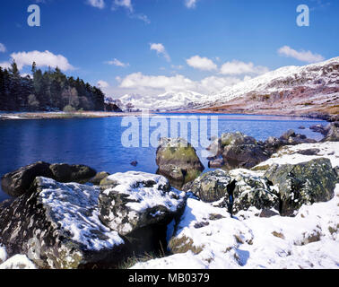 Ein Winter Blick auf Llynnau Mymbyr in Richtung Snowdon im Snowdonia National Park. Stockfoto
