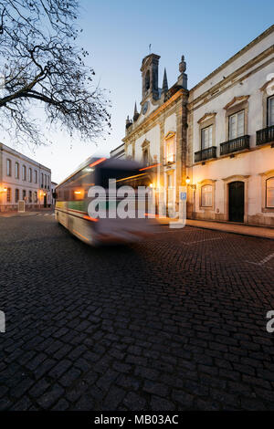 Arco da Vila an eine Beschleunigung mit dem Bus in die Stadt Faro, Algarve - Portugal. Stockfoto