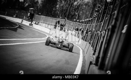 Japanische Rennfahrer Katsu Kubota Im JPS Lotus 91/7 F1 Auto während des Master Historic Racing Test Tag in Brands Hatch Stockfoto