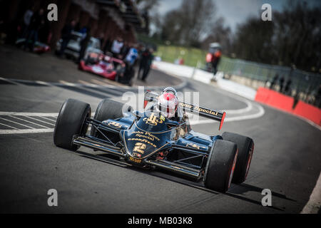 Japanische Rennfahrer Katsu Kubota Im JPS Lotus 91/7 F1 Auto während des Master Historic Racing Test Tag in Brands Hatch Stockfoto