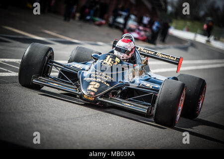 Japanische Rennfahrer Katsu Kubota Im JPS Lotus 91/7 F1 Auto während des Master Historic Racing Test Tag in Brands Hatch Stockfoto