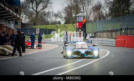 Peugeot Sport, Peugeot 908 LMP1 Le Mans 24 Hr Auto in der Boxengasse während der historischen Racing Test Tag in Brands Hatch Stockfoto