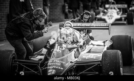 Japanische Rennfahrer Katsu Kubota Im JPS Lotus 91/7 F1 Auto während des Master Historic Racing Test Tag in Brands Hatch Stockfoto