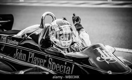 Japanische Rennfahrer Katsu Kubota Im JPS Lotus 91/7 F1 Auto während des Master Historic Racing Test Tag in Brands Hatch Stockfoto