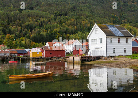 Dorf Solvorn am westlichen Ufer des Lustrafjorden, Norwegen. Stockfoto