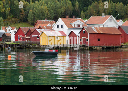 Bootshäuser am Ufer des Lustrafjorden, Solvorn, Norwegen. Stockfoto