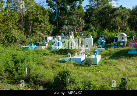 Lokale Friedhof custom mit farbigen Markierungen auf der Kreuzfahrt Reiseziel Costa Maya Mexiko Nordamerika ist ein beliebter Stopp auf der westlichen Karibik Kreuzfahrt Stockfoto