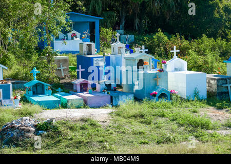 Lokale Friedhof custom mit farbigen Markierungen auf der Kreuzfahrt Reiseziel Costa Maya Mexiko Nordamerika ist ein beliebter Stopp auf der westlichen Karibik Kreuzfahrt Stockfoto