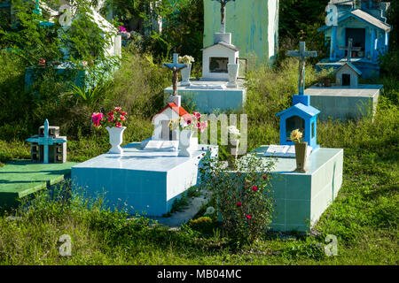 Lokale Friedhof custom mit farbigen Markierungen auf der Kreuzfahrt Reiseziel Costa Maya Mexiko Nordamerika ist ein beliebter Stopp auf der westlichen Karibik Kreuzfahrt Stockfoto