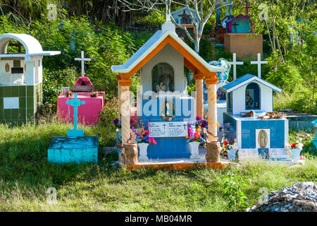 Lokale Friedhof custom mit farbigen Markierungen auf der Kreuzfahrt Reiseziel Costa Maya Mexiko Nordamerika ist ein beliebter Stopp auf der westlichen Karibik Kreuzfahrt Stockfoto