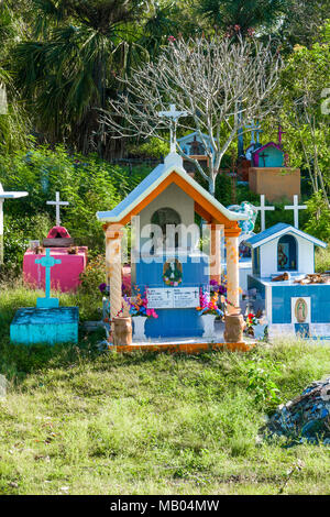 Lokale Friedhof custom mit farbigen Markierungen auf der Kreuzfahrt Reiseziel Costa Maya Mexiko Nordamerika ist ein beliebter Stopp auf der westlichen Karibik Kreuzfahrt Stockfoto