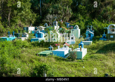 Lokale Friedhof custom mit farbigen Markierungen auf der Kreuzfahrt Reiseziel Costa Maya Mexiko Nordamerika ist ein beliebter Stopp auf der westlichen Karibik Kreuzfahrt Stockfoto