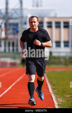 Männliche sprinter im mittleren Alter Züge für Race Bewerb Stockfoto