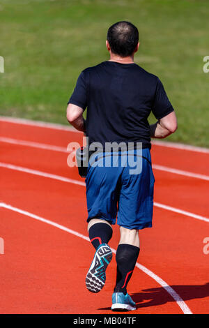 Männliche sprinter im mittleren Alter Züge für Race Bewerb Stockfoto