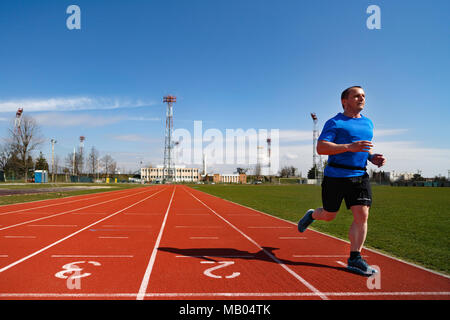 Männliche sprinter im mittleren Alter Züge für Race Bewerb Stockfoto