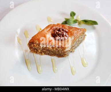 Foto von Makro süßen Honig, baklava auf einer weißen Platte Stockfoto