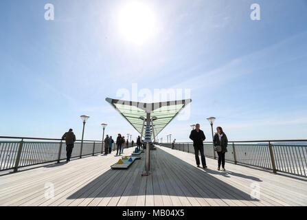 Die Menschen genießen das sonnige Wetter auf Boscombe Pier in Bournemouth, Dorset. Stockfoto