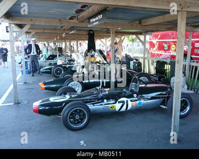 Historischen Rennwagen im Fahrerlager am Goodwood Revival 2008. Stockfoto