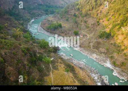 Luftaufnahme von kleinen Hängebrücke über den Kali Gandaki Fluß zwischen Kushma und Balewa in Nepal Stockfoto