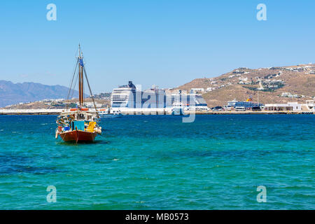 MYKONOS, Griechenland - 23. Mai 2017: Boot im Hafen von Mykonos. Kykladen, Griechenland Stockfoto