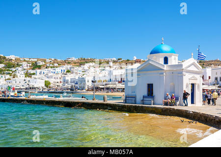 MYKONOS, Griechenland - 23. Mai 2017: Typische Kirche Gebäude am Hauptplatz in der Stadt Mykonos. Die Kykladen, Griechenland Stockfoto