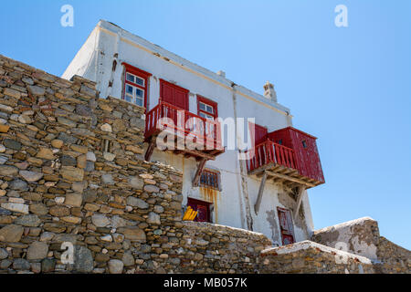 Griechische Haus mit roten Balkon in der Stadt Mykonos. Griechenland Stockfoto