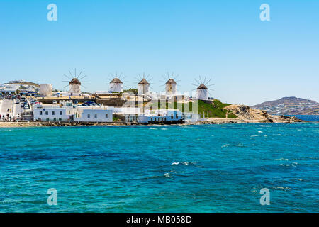 MYKONOS, Griechenland - 23. Mai 2017: Meer, Bucht und berühmten traditionellen Windmühlen auf der Insel Mykonos, Kykladen, Griechenland Stockfoto