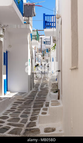 MYKONOS, Griechenland - 23. Mai 2017: typische Gasse in der Altstadt von Mykonos. Kykladen, Griechenland. Stockfoto