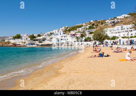 MYKONOS, Griechenland - 23. Mai 2017: Touristen den Sommer geniessen auf Mykonos Beach. Die Kykladen, Griechenland. Stockfoto