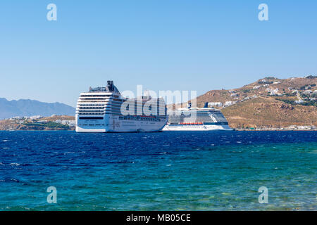 MYKONOS, Griechenland - 23. Mai 2017: Fähren im Hafen von Mykonos. Kykladen, Griechenland Stockfoto