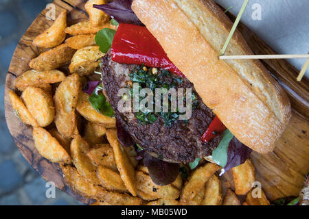 Posh Burger und Pommes. Stockfoto