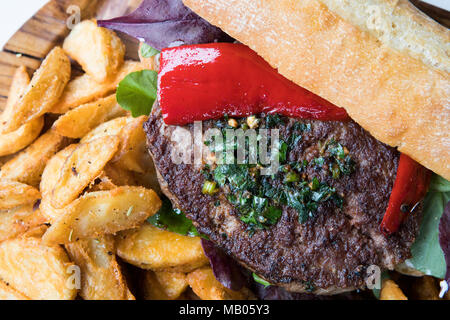 Posh Burger und Pommes. Stockfoto