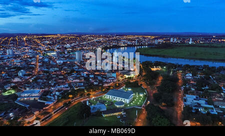 Vista Aérea da Cidade de Itumbiara e Rio Paranaíba em Goiás, Brasilien Stockfoto