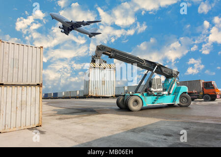 Container entladen von Lkw- und Yard Logistik Stockfoto