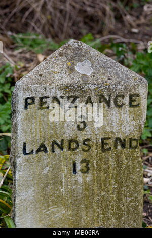 Ein altes historisches Granit milepost oder Abstand marker Wegweiser in Cornwall auf der Halbinsel Cornwall der Eidechse in der Nähe von Penzance und landet. Stockfoto