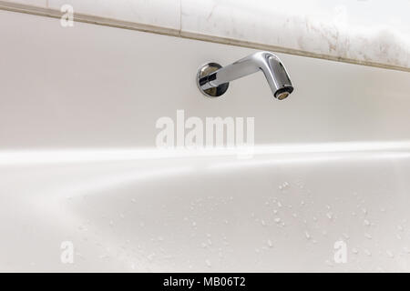 Moderne Hahn und Waschbecken in der Toilette die Hände waschen. Stockfoto