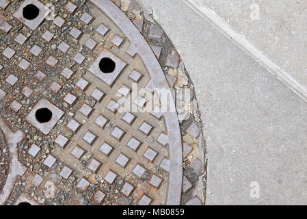 Kanaldeckel auf der Straße in Manhattan, New York, verwendet, alte Wasserwege, die Kanalisation und die Kohle rutschen zu decken Stockfoto