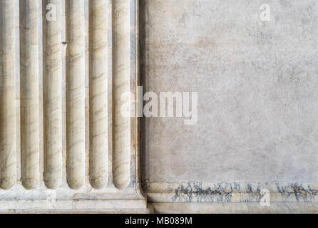 Alte Spalte und Wand in weissem Marmor eines Tempels Stockfoto