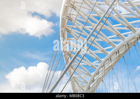 Stäbe und Balken einer modernen Brücke in Rom Stockfoto