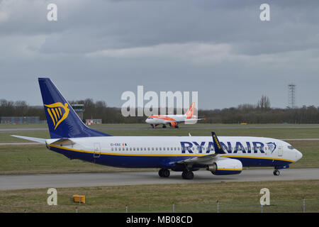 Ryanair Flugzeuge in London Stansted Flughafen Rollen als Easyjet Flugzeug im Hintergrund Stockfoto