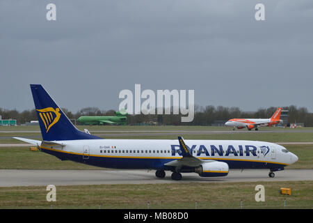 Ryanair Flugzeuge in London Stansted Flughafen Rollen als Easyjet Flugzeug im Hintergrund Stockfoto