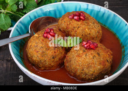 Koofteh Tabrizi große Frikadellen gefüllt mit getrockneten Früchten, Beeren und Nüsse in Tomaten Kurkuma Brühe eine traditionelle aserbaidschanische und iranischen Gericht serviert In Tu Stockfoto