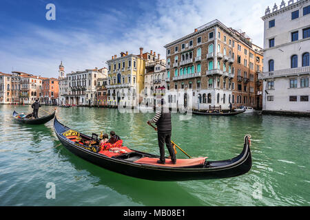 Gondeln auf dem Canal Grande in der Nähe von Rialto Stockfoto