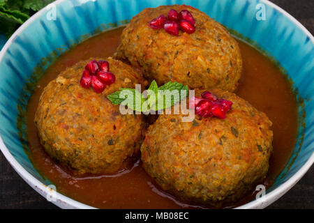 Koofteh Tabrizi große Frikadellen gefüllt mit getrockneten Früchten, Beeren und Nüsse in Tomaten Kurkuma Brühe eine traditionelle aserbaidschanische und iranischen Gericht serviert In Tu Stockfoto