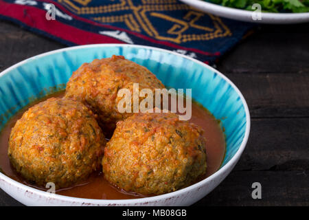 In der Nähe von Koofteh Tabrizi große Frikadellen gefüllt mit getrockneten Früchten, Beeren und Nüsse in Tomaten Kurkuma Brühe eine traditionelle aserbaidschanische und iranischen Gericht Stockfoto