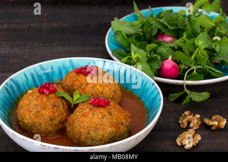 Koofteh Tabrizi große Frikadellen gefüllt mit getrockneten Früchten, Beeren und Nüsse in Tomaten Kurkuma Brühe eine traditionelle aserbaidschanische und iranischen Gericht serviert In Tu Stockfoto