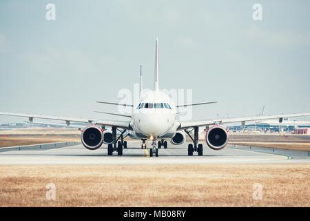 Verkehrsaufkommen auf dem Flughafen. Flugzeuge sind zur Startbahn für Take off Rollen. Stockfoto