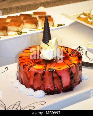 Leckeren türkischen Kuchen mit Puderzucker, Schokolade, Sahne und mit Dekorationen Stockfoto